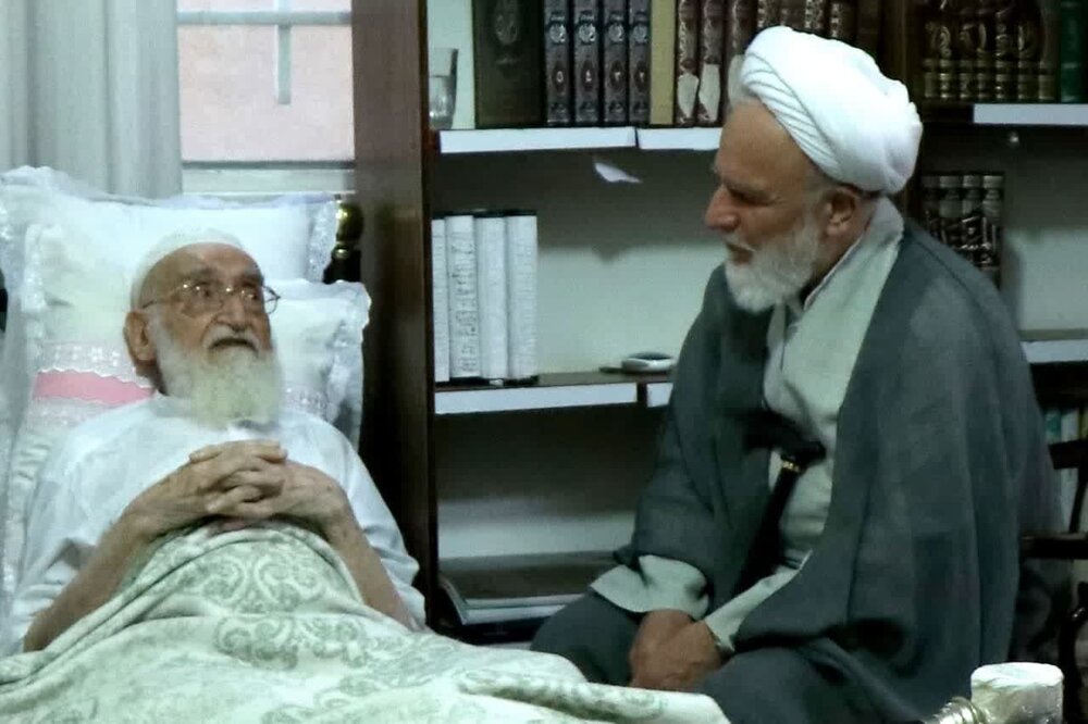 عیادت رئیس دفتر رهبر معظم انقلاب در قم از آیت‌الله العظمی نوری‌همدانی