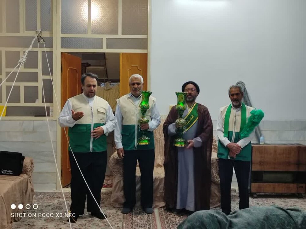 جوانی جمعیت؛ تجلیل کارکنان مدرسه علمیه الزهرا(س) میبد از خانواده‌ای که صاحب سه‌قلو شدند