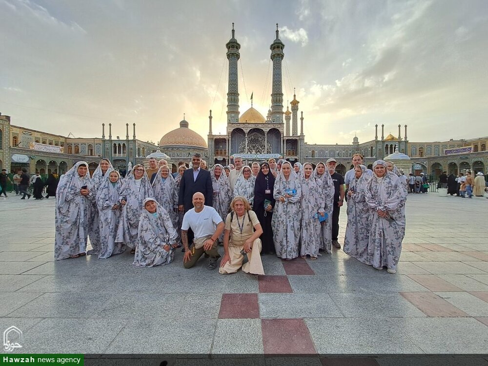 حضور گردشگران لهستانی در حرم بانوی کرامت