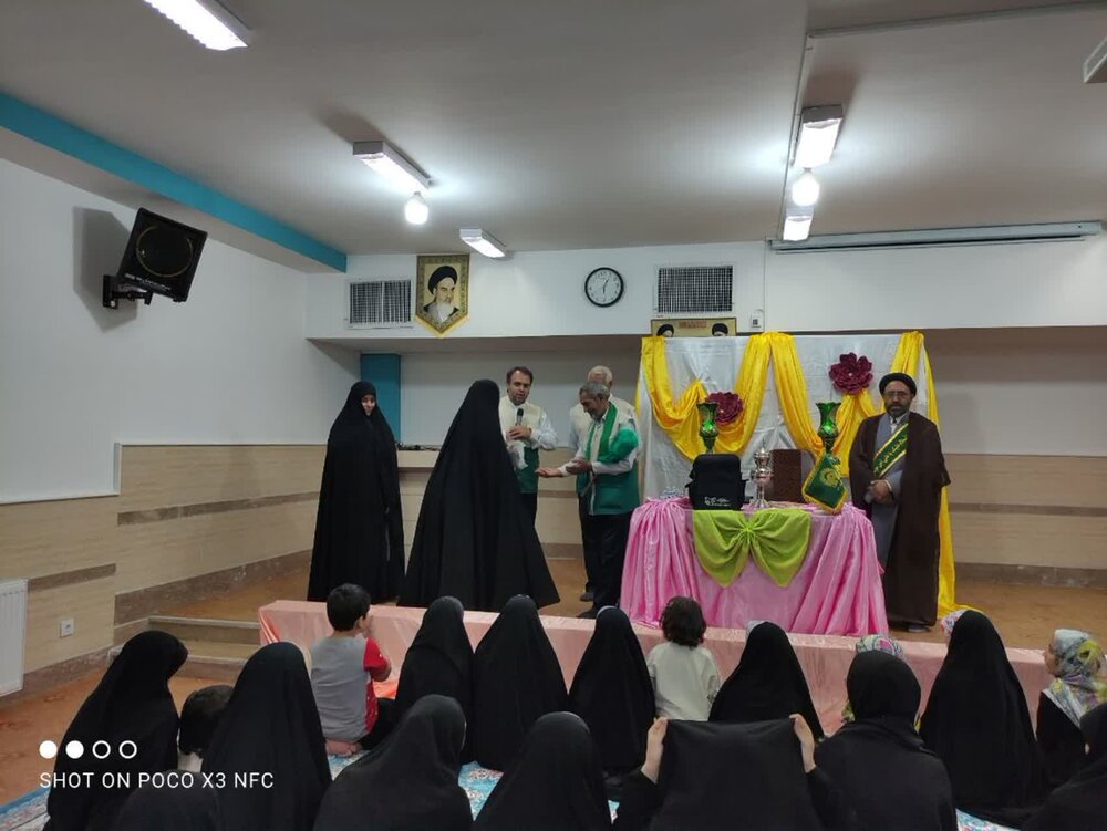 حال و هوای معنوی در مدرسه علمیه حضرت زهرا(س) میبد با حضور خدام رضوی در جشن مادر دختری