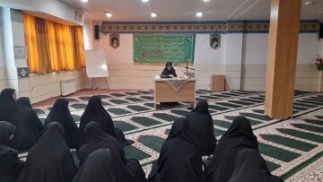 برگزاری کارگاه استحکام خانواده با محوریت تربیت دینی کودکان و آموزش نماز در ساوه