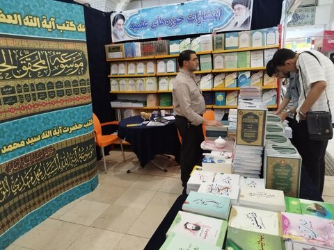 تصاویر/ حضور فعالانه انتشارات حوزه‌های علمیه در نمایشگاه کتاب تهران
