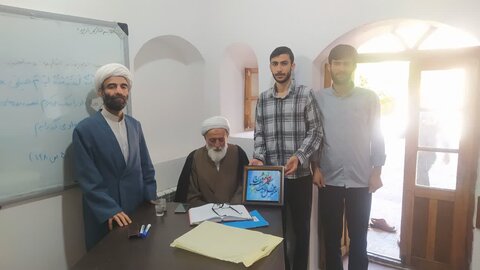 تصاویر /  تجلیل از اساتید مدرسه علمیه سردارین با حضور مدیر حوزه علمیه استان قزوین