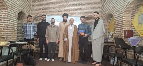 تصاویر /  تجلیل از اساتید مدرسه علمیه سردارین با حضور مدیر حوزه علمیه استان قزوین