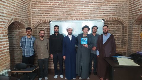 تصاویر /  تجلیل از اساتید مدرسه علمیه سردارین با حضور مدیر حوزه علمیه استان قزوین