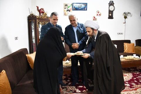 تصاویر/ دیدار امام جمعه شهرستان خوی با خانواده معظم شهدا