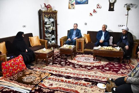تصاویر/ دیدار امام جمعه شهرستان خوی با خانواده معظم شهدا