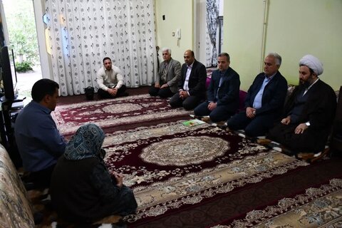 تصاویر/ دیدار امام جمعه شهرستان خوی با خانواده معظم شهدا