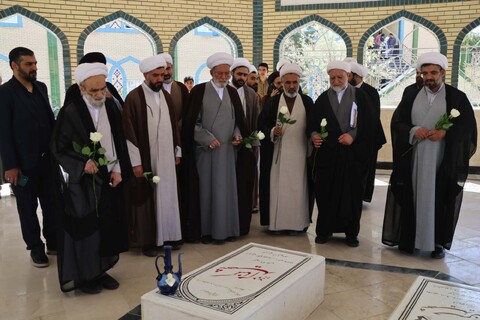 بازدید جمعی از شورای عالی حوزه علمیه خراسان از حوزه علمیه بیرجند و غبارروبی مزار شهدا