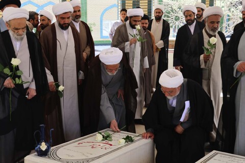 بازدید جمعی از شورای عالی حوزه علمیه خراسان از حوزه علمیه بیرجند و غبارروبی مزار شهدا