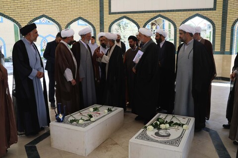 بازدید جمعی از شورای عالی حوزه علمیه خراسان از حوزه علمیه بیرجند و غبارروبی مزار شهدا