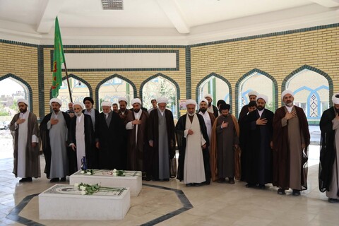 بازدید جمعی از شورای عالی حوزه علمیه خراسان از حوزه علمیه بیرجند و غبارروبی مزار شهدا