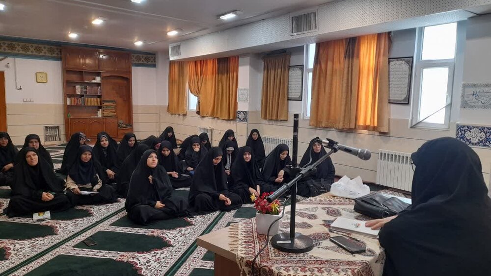 برگزاری کارگاه استحکام خانواده با محوریت تربیت دینی کودکان و آموزش نماز در ساوه