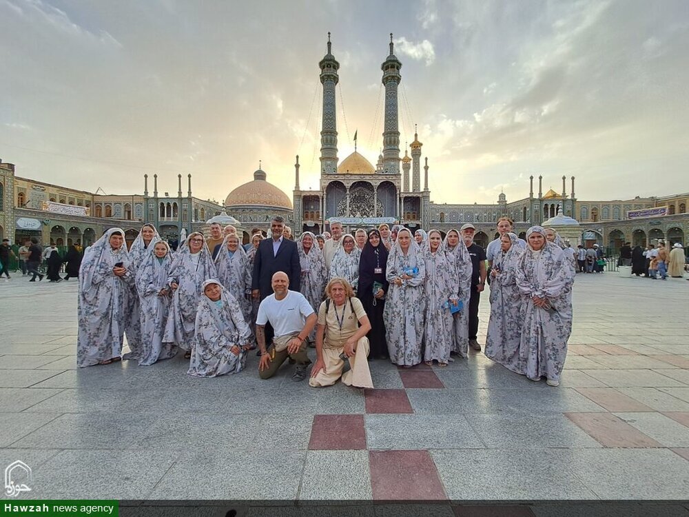 Polonya'dan Gelen Turistlerin Hz. Masume'nin Türbesi'ndeki Ziyareti