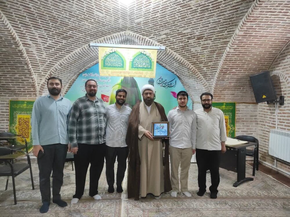 تصاویر /  تجلیل از اساتید مدرسه علمیه سردارین با حضور مدیر حوزه علمیه استان قزوین