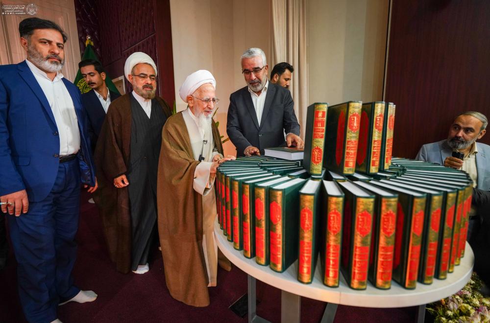 آية الله العظمي جوادي الآملي يُهدي موسوعةً كاملةً من تفسير "تسنيم" إلى العتبة العلوية المقدسة