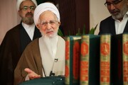 بالصور/ آية الله العظمى جوادي الآملي يُهدي موسوعة تفسير "تسنيم" إلى العتبة العلوية