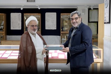 نسخه اصلی پیام تاریخی رهبر معظم انقلاب تحویل مرکز اسناد حوزه و روحانیت شد