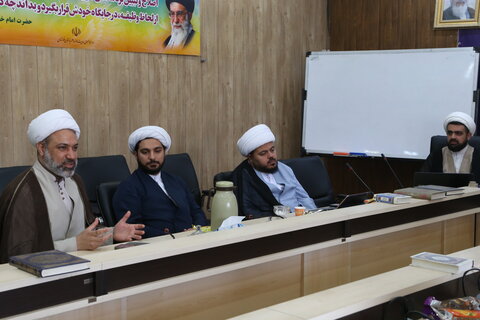 تصاویر/نشست هم اندیشی شورای اندیشه ورز پژوهش سرای حوزه علمیه خوزستان