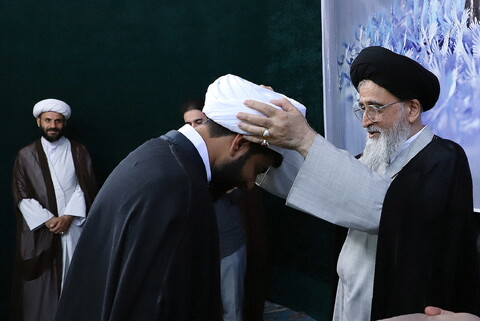 تصاویر/ آیین عمامه گذاری طلاب مدرسه علمیه حقانی توسط آیت الله مدرسی