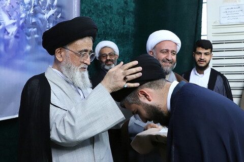 تصاویر/ آیین عمامه گذاری طلاب مدرسه علمیه حقانی توسط آیت الله مدرسی