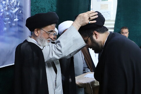 تصاویر/ آیین عمامه گذاری طلاب مدرسه علمیه حقانی توسط آیت الله مدرسی