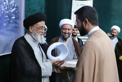 تصاویر/ آیین عمامه گذاری طلاب مدرسه علمیه حقانی توسط آیت الله مدرسی