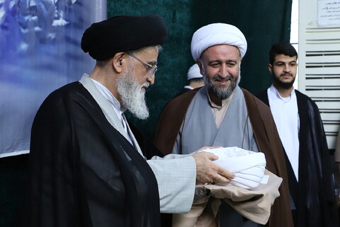 تصاویر/ آیین عمامه گذاری طلاب مدرسه علمیه حقانی توسط آیت الله مدرسی