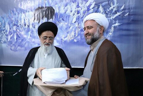 تصاویر/ آیین عمامه گذاری طلاب مدرسه علمیه حقانی توسط آیت الله مدرسی