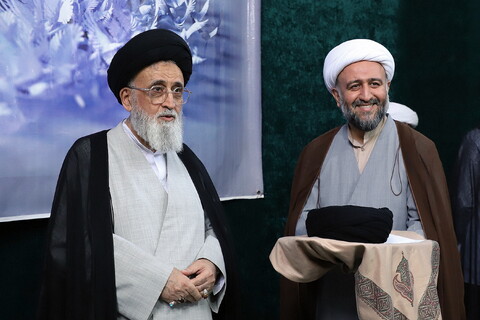 تصاویر/ آیین عمامه گذاری طلاب مدرسه علمیه حقانی توسط آیت الله مدرسی