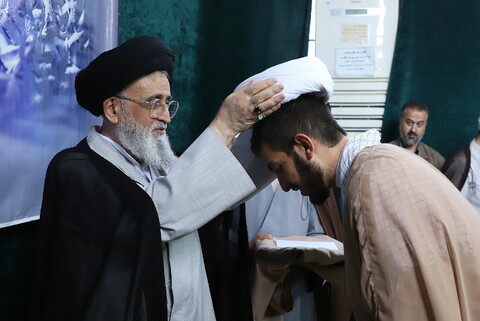 تصاویر/ آیین عمامه گذاری طلاب مدرسه علمیه حقانی توسط آیت الله مدرسی