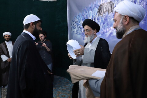 تصاویر/ آیین عمامه گذاری طلاب مدرسه علمیه حقانی توسط آیت الله مدرسی