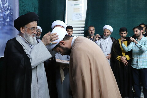 تصاویر/ آیین عمامه گذاری طلاب مدرسه علمیه حقانی توسط آیت الله مدرسی