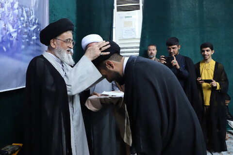 تصاویر/ آیین عمامه گذاری طلاب مدرسه علمیه حقانی توسط آیت الله مدرسی