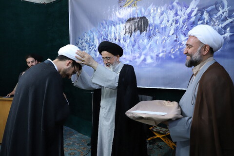تصاویر/ آیین عمامه گذاری طلاب مدرسه علمیه حقانی توسط آیت الله مدرسی