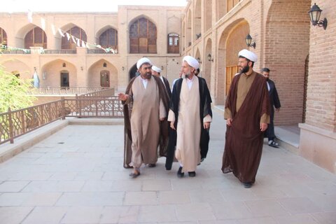 تصاویر / دیدار نماینده ولی فقیه در استان قزوین با اساتید وطلاب مدرسه صالحیه قزوین