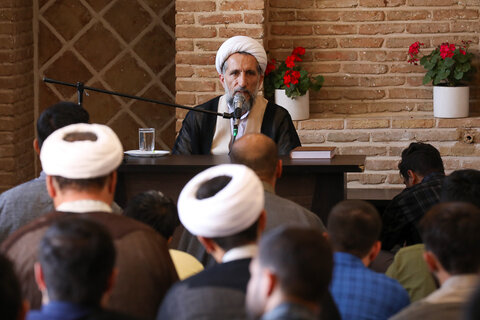 تصاویر / دیدار نماینده ولی فقیه در استان قزوین با اساتید وطلاب مدرسه صالحیه قزوین