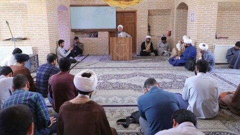 ديدار حجت‌الاسلام والمسلمین محمد شمس مدیر منطقه ۳ حوزه های علمیه با طلاب و کادر مدرسه علمیه خان