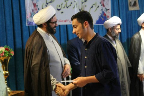 تصاویر/ مراسم تجلیل از ممتازین تحصیلی مدرسه علمیه امام صادق (ع)شهرستان قروه