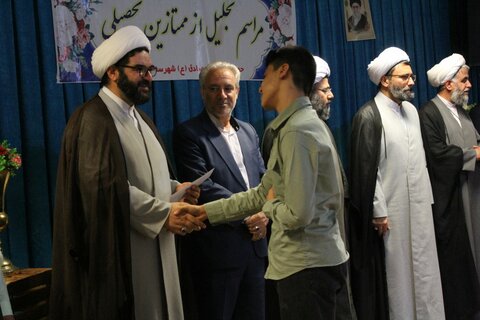 تصاویر/ مراسم تجلیل از ممتازین تحصیلی مدرسه علمیه امام صادق (ع)شهرستان قروه