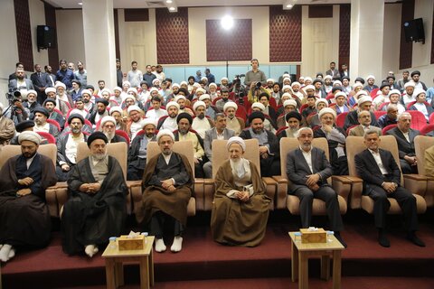 آية الله العظمي جوادي الآملي يُهدي موسوعة تفسير "تسنيم" إلى العتبة العلوية