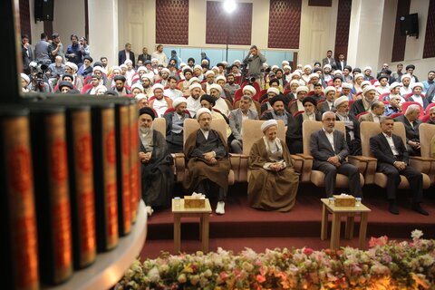 آية الله العظمي جوادي الآملي يُهدي موسوعة تفسير "تسنيم" إلى العتبة العلوية