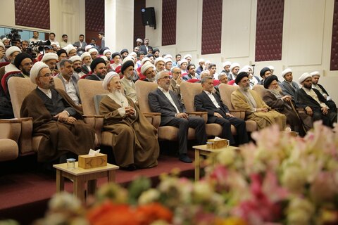 آية الله العظمي جوادي الآملي يُهدي موسوعة تفسير "تسنيم" إلى العتبة العلوية