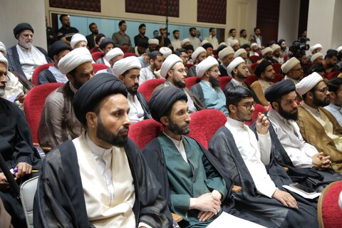 آية الله العظمي جوادي الآملي يُهدي موسوعة تفسير "تسنيم" إلى العتبة العلوية