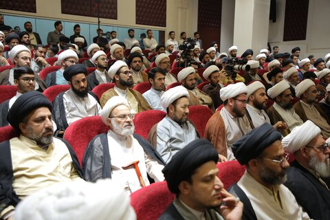 آية الله العظمي جوادي الآملي يُهدي موسوعة تفسير "تسنيم" إلى العتبة العلوية