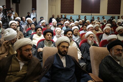 آية الله العظمي جوادي الآملي يُهدي موسوعة تفسير "تسنيم" إلى العتبة العلوية