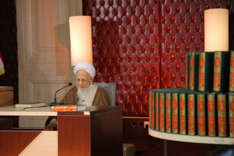 آية الله العظمي جوادي الآملي يُهدي موسوعة تفسير "تسنيم" إلى العتبة العلوية