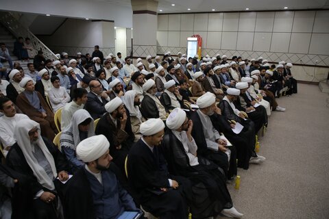 آية الله العظمي جوادي الآملي يُهدي موسوعة تفسير "تسنيم" إلى العتبة العلوية