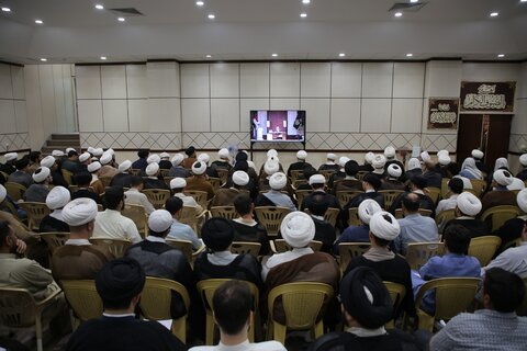 آية الله العظمي جوادي الآملي يُهدي موسوعة تفسير "تسنيم" إلى العتبة العلوية