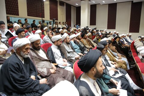 آية الله العظمي جوادي الآملي يُهدي موسوعة تفسير "تسنيم" إلى العتبة العلوية